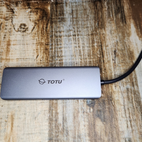 TOTU  USB C HuB 9 in 1 Triple Display Ports- 2 HDMI, VGA, SD, MICRO SD, 3 USB,PD - Picture 1 of 4